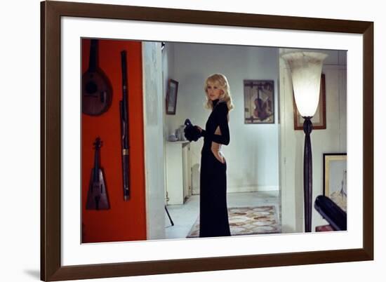 Le grand blond with une chaussure noire by Yves Robert with Mireille Darc ici dans une robe by Guy -null-Framed Photo