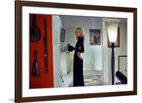 Le grand blond with une chaussure noire by Yves Robert with Mireille Darc ici dans une robe by Guy -null-Framed Photo