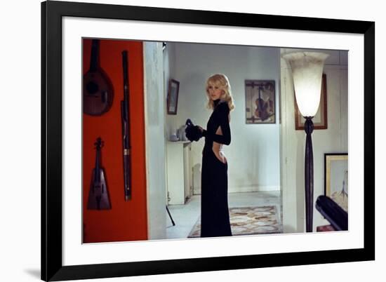 Le grand blond with une chaussure noire by Yves Robert with Mireille Darc ici dans une robe by Guy -null-Framed Photo