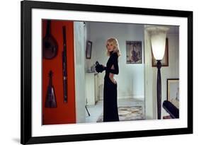 Le grand blond with une chaussure noire by Yves Robert with Mireille Darc ici dans une robe by Guy -null-Framed Photo