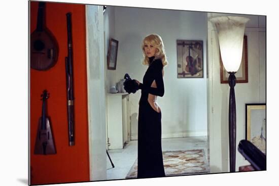 Le grand blond with une chaussure noire by Yves Robert with Mireille Darc ici dans une robe by Guy -null-Mounted Photo