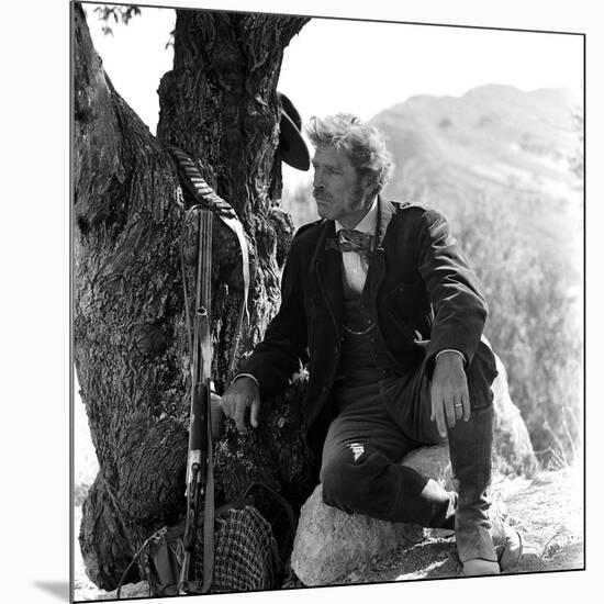 LE GUEPARD, 1963 par LUCHINO VISCONTI with Burt Lancaster (b/w photo)-null-Mounted Photo