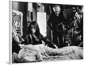 LE LOCATAIRE, 1976 directed by ROMAN POLANSKI On the set, Roman Polanski directs Isabelle Adjani (p-null-Framed Photo