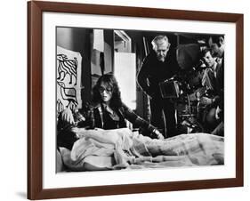 LE LOCATAIRE, 1976 directed by ROMAN POLANSKI On the set, Roman Polanski directs Isabelle Adjani (p-null-Framed Photo