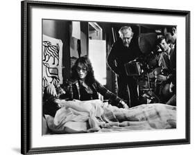 LE LOCATAIRE, 1976 directed by ROMAN POLANSKI On the set, Roman Polanski directs Isabelle Adjani (p-null-Framed Photo