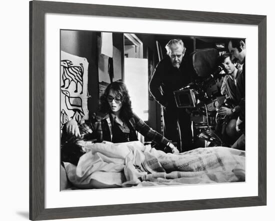 LE LOCATAIRE, 1976 directed by ROMAN POLANSKI On the set, Roman Polanski directs Isabelle Adjani (p-null-Framed Photo