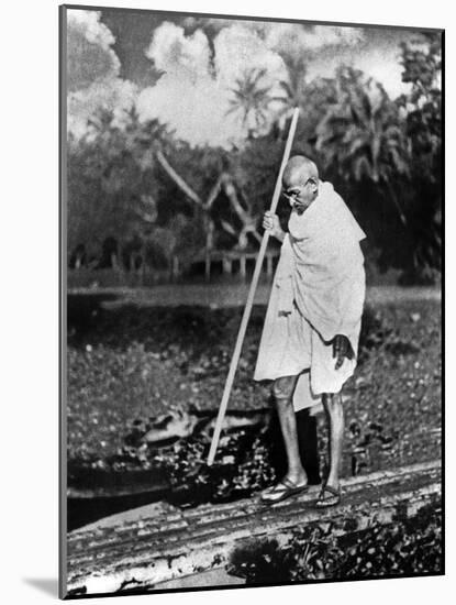 Le Mahatma Mohandas Karamchand Gandhi (1869-1948) During Salt March in 1930-null-Mounted Photo