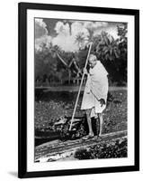 Le Mahatma Mohandas Karamchand Gandhi (1869-1948) During Salt March in 1930-null-Framed Photo