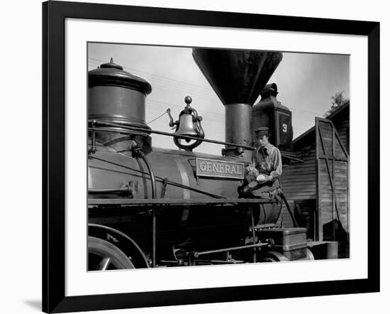 Le mecano by la General THE GENERAL by and with Buster Keaton, 1927 (b/w photo)-null-Framed Photo