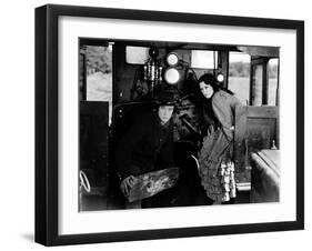 Le mecano by la General THE GENERAL by and with Buster Keaton, Marion Mack, 1927 (b/w photo)-null-Framed Photo