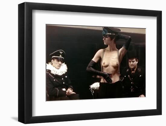 Le portier by nuit The Night Porter by Liliana Cavani with Charlotte Rampling, 1974 (photo)-null-Framed Photo