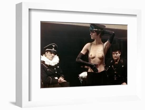 Le portier by nuit The Night Porter by Liliana Cavani with Charlotte Rampling, 1974 (photo)-null-Framed Photo