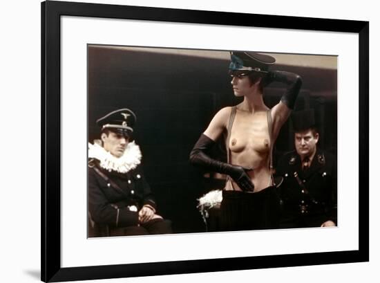 Le portier by nuit The Night Porter by Liliana Cavani with Charlotte Rampling, 1974 (photo)-null-Framed Photo