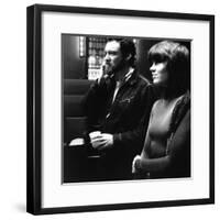 Le realisateur Alan Pakula and Jane Fonda sur le tournage du film Klute en, 1971 (b/w photo)-null-Framed Photo