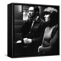 Le realisateur Alan Pakula and Jane Fonda sur le tournage du film Klute en, 1971 (b/w photo)-null-Framed Stretched Canvas