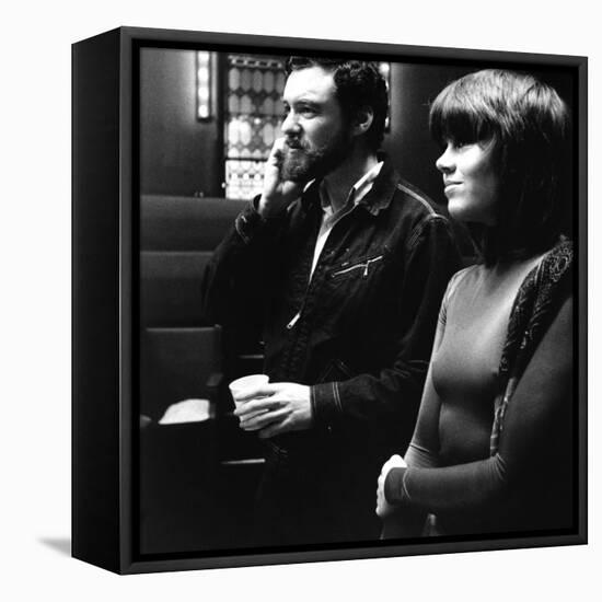 Le realisateur Alan Pakula and Jane Fonda sur le tournage du film Klute en, 1971 (b/w photo)-null-Framed Stretched Canvas