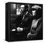 Le realisateur Alan Pakula and Jane Fonda sur le tournage du film Klute en, 1971 (b/w photo)-null-Framed Stretched Canvas