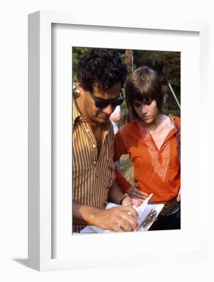 Le realisateur Alan Pakula and Jane Fonda sur le tournage du film Klute en, 1971 (photo)-null-Framed Photo