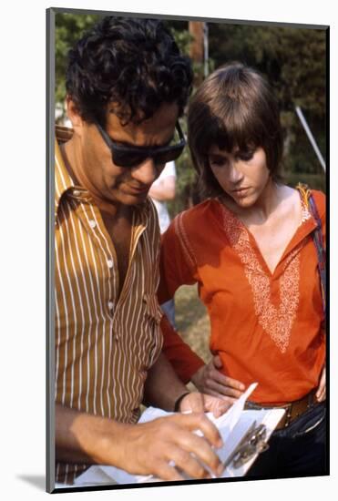 Le realisateur Alan Pakula and Jane Fonda sur le tournage du film Klute en, 1971 (photo)-null-Mounted Photo