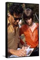 Le realisateur Alan Pakula and Jane Fonda sur le tournage du film Klute en, 1971 (photo)-null-Framed Stretched Canvas