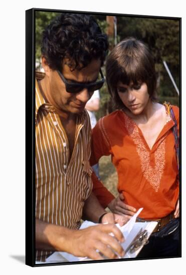 Le realisateur Alan Pakula and Jane Fonda sur le tournage du film Klute en, 1971 (photo)-null-Framed Stretched Canvas