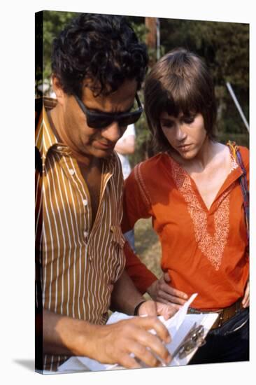 Le realisateur Alan Pakula and Jane Fonda sur le tournage du film Klute en, 1971 (photo)-null-Stretched Canvas