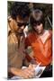 Le realisateur Alan Pakula and Jane Fonda sur le tournage du film Klute en, 1971 (photo)-null-Mounted Photo