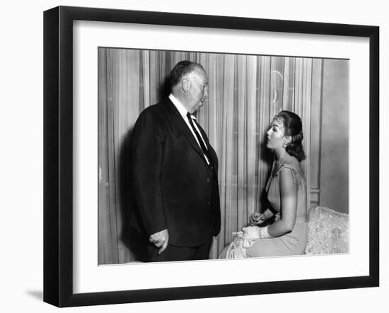 Le realisateur Alfred Hitchcock and Kim Novak sur le tournage du film Sueurs Froides VERTIGO, 1958 -null-Framed Photo