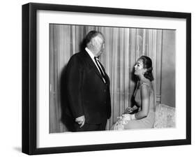 Le realisateur Alfred Hitchcock and Kim Novak sur le tournage du film Sueurs Froides VERTIGO, 1958 -null-Framed Photo