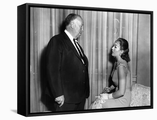 Le realisateur Alfred Hitchcock and Kim Novak sur le tournage du film Sueurs Froides VERTIGO, 1958 -null-Framed Stretched Canvas