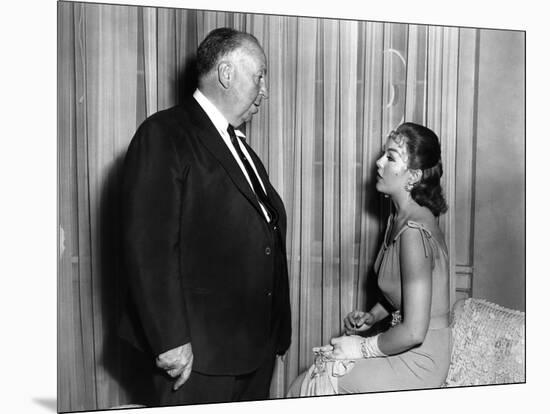 Le realisateur Alfred Hitchcock and Kim Novak sur le tournage du film Sueurs Froides VERTIGO, 1958 -null-Mounted Photo