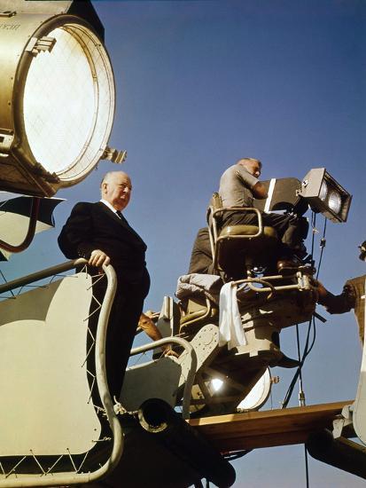 Le realisateur Alfred Hitchcock sur le tournage du film Le Rideau Dechire  TORN CURTA 1966 (photo)' Photo | AllPosters.com