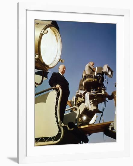 Le realisateur Alfred Hitchcock sur le tournage du film Le Rideau Dechire TORN CURTA 1966 (photo)-null-Framed Photo