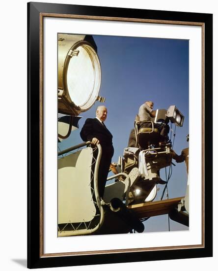 Le realisateur Alfred Hitchcock sur le tournage du film Le Rideau Dechire TORN CURTA 1966 (photo)-null-Framed Photo