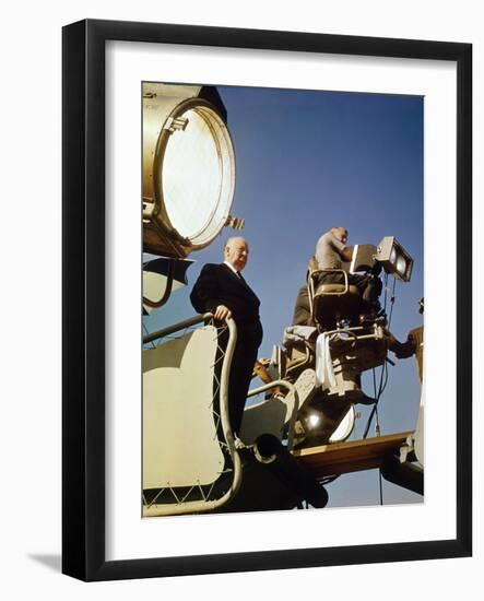 Le realisateur Alfred Hitchcock sur le tournage du film Le Rideau Dechire TORN CURTA 1966 (photo)-null-Framed Photo