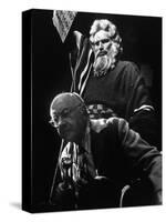 Le realisateur Cecil. B. DeMille and Charlton Heston sur le tournage du film Les Dix Commandements-null-Stretched Canvas