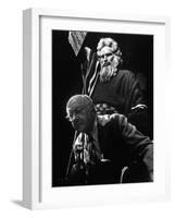 Le realisateur Cecil. B. DeMille and Charlton Heston sur le tournage du film Les Dix Commandements-null-Framed Photo