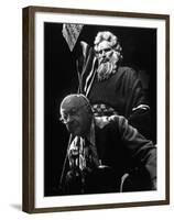 Le realisateur Cecil. B. DeMille and Charlton Heston sur le tournage du film Les Dix Commandements-null-Framed Photo