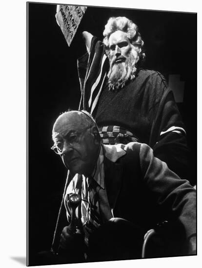 Le realisateur Cecil. B. DeMille and Charlton Heston sur le tournage du film Les Dix Commandements-null-Mounted Photo