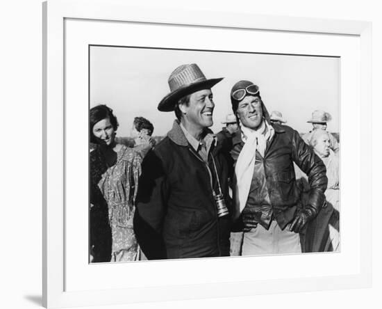 Le realisateur George Roy Hill and Robert Redford sur le tournage du film La Kermesse des Aigles TH-null-Framed Photo