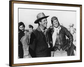 Le realisateur George Roy Hill and Robert Redford sur le tournage du film La Kermesse des Aigles TH-null-Framed Photo