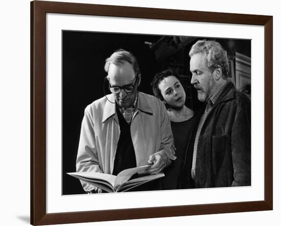 Le realisateur Ingmar Bergman, Nadja Palmstjerna-Weiss and Erland Josephson sur le tournage du tele-null-Framed Photo