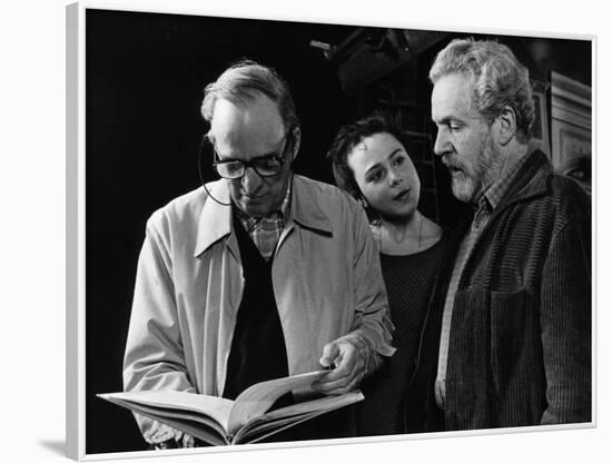 Le realisateur Ingmar Bergman, Nadja Palmstjerna-Weiss and Erland Josephson sur le tournage du tele-null-Framed Photo