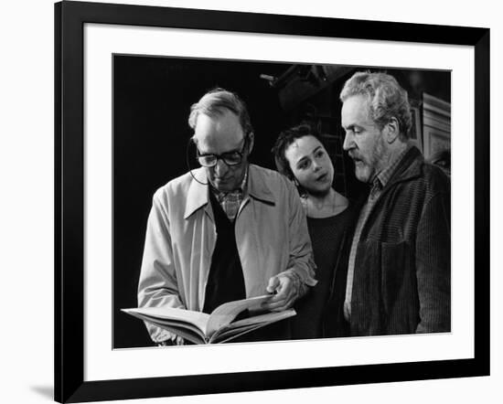 Le realisateur Ingmar Bergman, Nadja Palmstjerna-Weiss and Erland Josephson sur le tournage du tele-null-Framed Photo