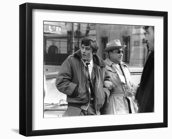 Le realisateur Jean-Pierre Melville and Alain Delon sur le tournage du film Un Flic, 1972 (b/w phot-null-Framed Photo