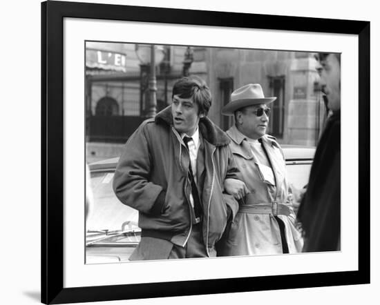 Le realisateur Jean-Pierre Melville and Alain Delon sur le tournage du film Un Flic, 1972 (b/w phot-null-Framed Photo