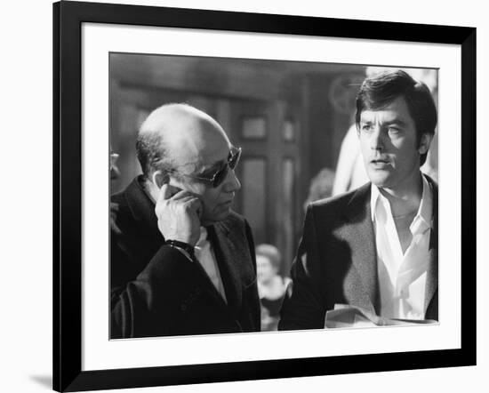 Le realisateur Jean-Pierre Melville and Alain Delon sur le tournage du film Un Flic, 1972 (b/w phot-null-Framed Photo