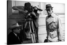 Le realisateur Jean-Pierrre Melville and Yves Montand sur le tournage du film Le Cercle Rouge, 1970-null-Stretched Canvas