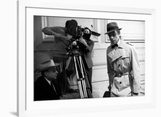 Le realisateur Jean-Pierrre Melville and Yves Montand sur le tournage du film Le Cercle Rouge, 1970-null-Framed Photo