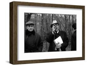 Le realisateur Jean-Pierrre Melville sur le tournage du film Le Cercle Rouge, 1970 (b/w photo)-null-Framed Photo